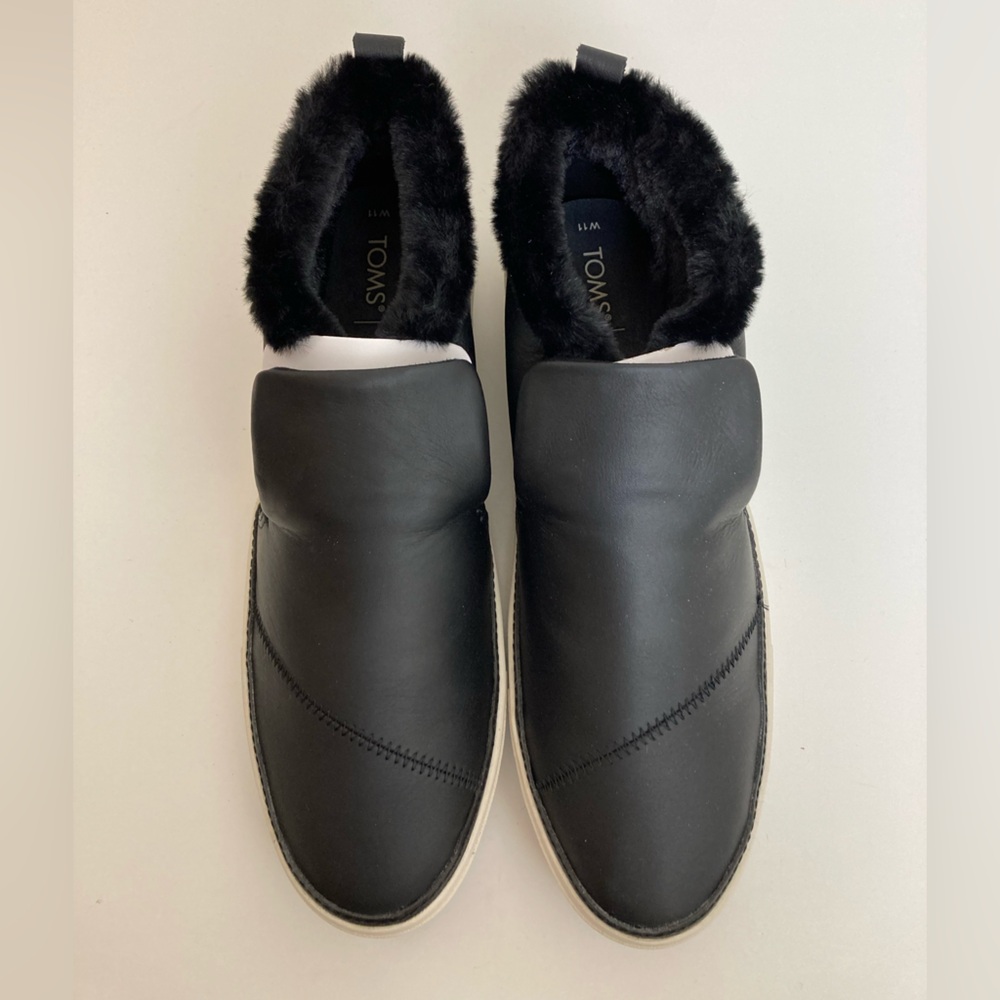 *Toms New Paxton Black Leather Faux Fur Lined Opening Ortholite Slip On Shoes